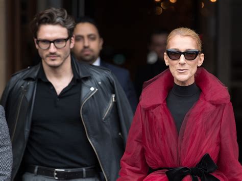 Photo Céline Dion qui porte une manteau en tulle rouge transparent