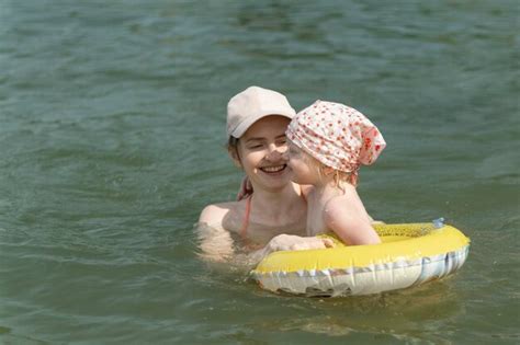 Petite Fille Nage Avec Un Cercle Gonflable Jeune M Re Et Sa Fille