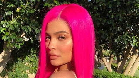 Kylie Jenners Waist Length Neon Pink Coachella Hair Is Everything Coachella Hair Waist