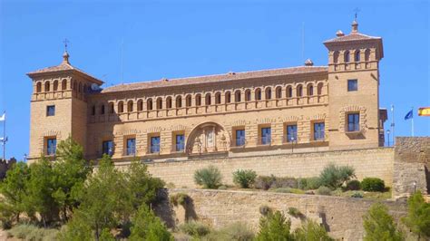 El hotel parador de lujo en Aragón que es mitad castillo mitad convento