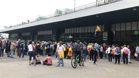 Los Mossos desalojan a un grupo de separatistas de la estación de Sants