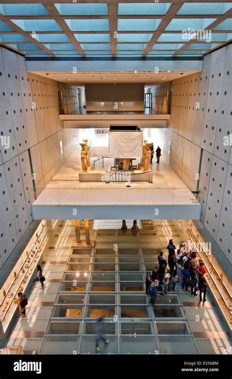 La sala de las Cariátides auténticas desde el porche sur del Erecteion