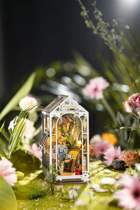 Rolife Holiday Garden House - Magnote Gifts