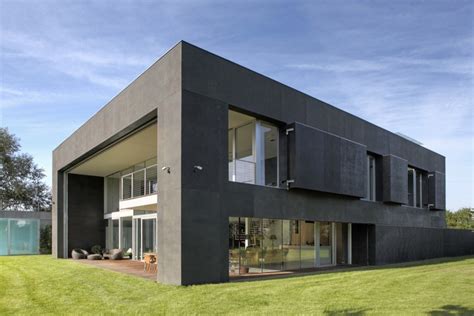 Safe House / KWK PROMES | ArchDaily