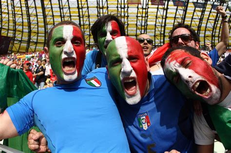 Italiani E Il Calcio Cinque Categorie Di Malati Del Pallone