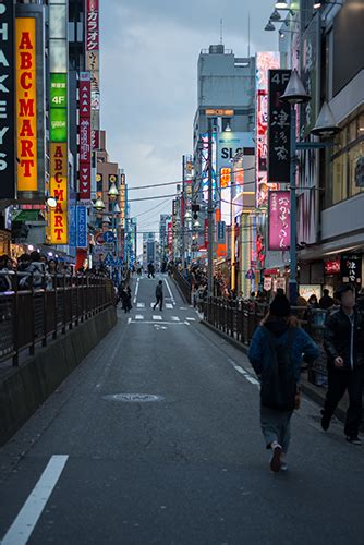 横浜駅の繁華街 フォトスク：無料のフリー高画質写真素材画像