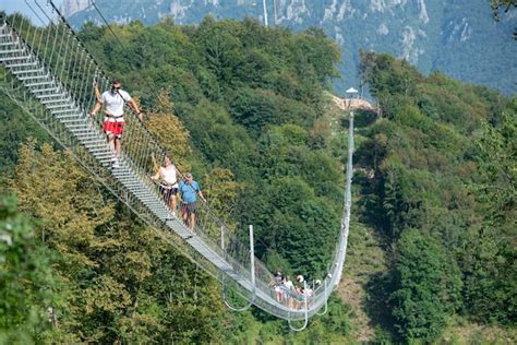 Dossena Italia De Agosto De La Gente Mientras Cruza El Puente