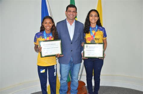 Vereador Tony Andrade Entrega Mo O De Aplausos As Atletas Medalhistas