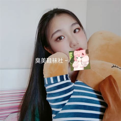 臭美鞋袜（套路美女原味） On Twitter （橙橙）🔆套路让她穿了3天的白棉袜然后寄给我，袜尖满是汗渍痕迹超级明显，真的好满足，隔着