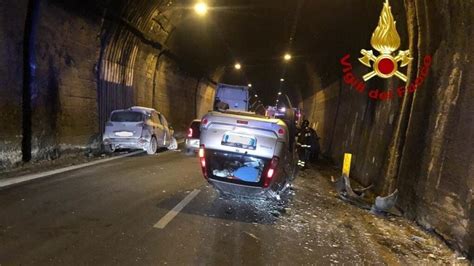 Incidente Su Raccordo Avellino Salerno Scontro Tra Auto In Galleria