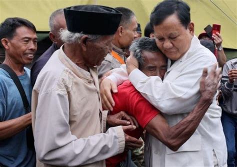 Cek Pos Dapur Lapangan Kopassus Prabowo Peluk Hangat Korban Gempa Cianjur