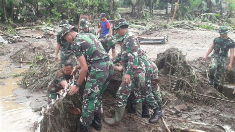 Pasca Banjir Bandang Dandim Jembrana Pimpin Langsung Gotong Royong