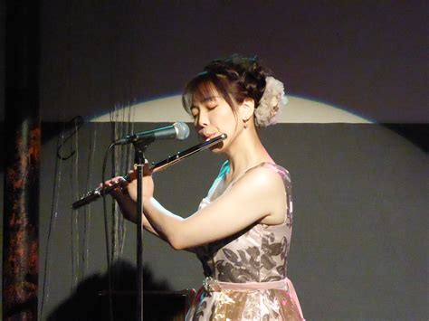 花咲ゆき美、恒例のアコースティックライブ〜冬空に願いを込めて〜でファンに新年の挨拶と歌のプレゼント カラフル