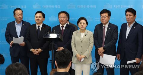 기자 질문에 답하는 김정재 국토교통위 국민의힘 간사 연합뉴스