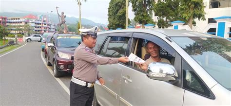 Tutup Ops Patuh Pallawa Sat Lantas Polres Tana Toraja Bagi Brosur