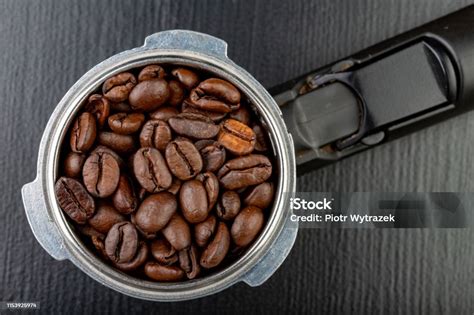 Biji Kopi Panggang Hitam Dan Termos Mesin Kopi Aksesoris Untuk Menyeduh