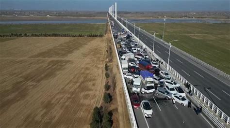 Vídeo La niebla causa una colisión en cadena de 200 coches en China