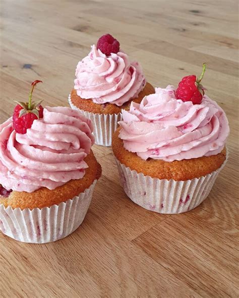 Rezept für Himbeer Cupcakes mit rosa Frischkäse Frosting