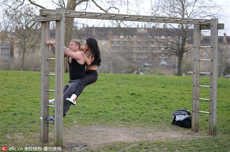 英国G奶女星野外练拳 甩胸走光不自知