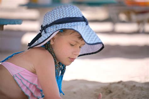 Jolie Fille En Maillot De Bain Bikini Jouant Avec Du Sable Dans L Ombre Parasol Pendant Les