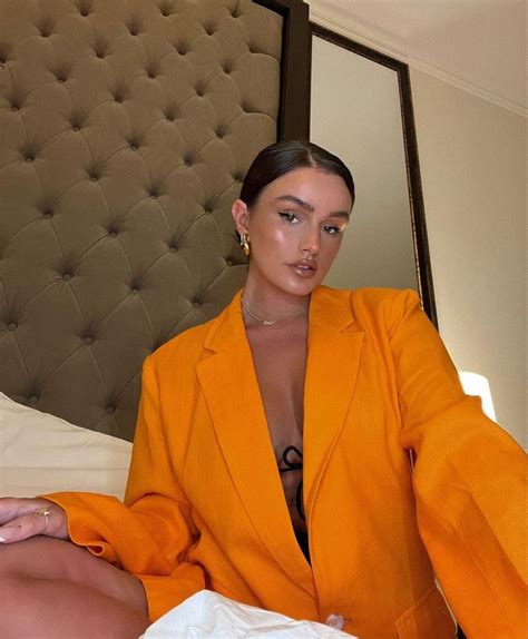 Pin de Rachel em 76 Orange em 2024 Estética laranja Looks chic