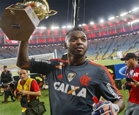 Notícias Ex jogador do Flamengo nega ter dito roubado é mais gostoso