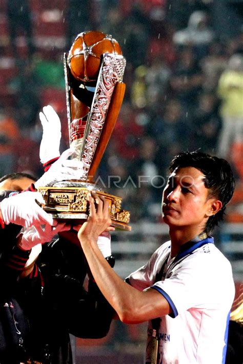 AREMA FC JUARA PIALA PRESIDEN 2022 ANTARA Foto