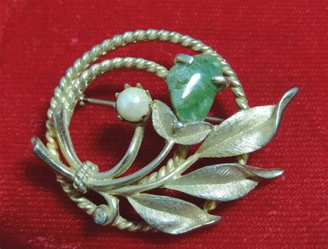 Vintage Sarah Coventry Gold Tone Jade Green Stone Pea Gem