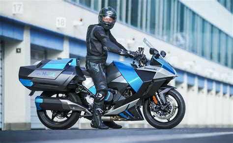 Kawasaki Does World S First Public Demo Of Hydrogen Fueled Motorcycle