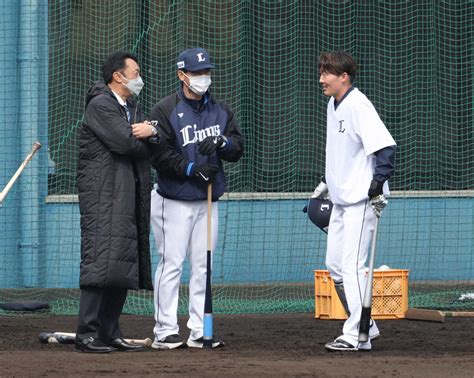 談笑する（左から）野球評論家の宮本慎也氏、松井監督、源田（撮影・白鳥 佳樹） ― スポニチ Sponichi Annex 野球