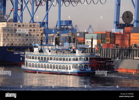 Los Buques Portacontenedores Y Un Barco De Vapor En El Puerto De