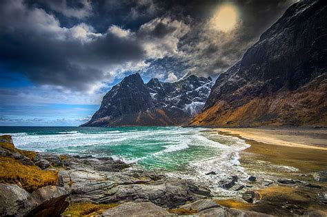 Playa Monta A Mar Isla Lofoten Noruega Nubes Olas Nevado Pico