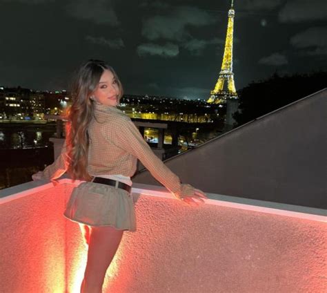 Hailee Steinfeld Rocks Mini Skirt Shares Stunning Paris View In Latest