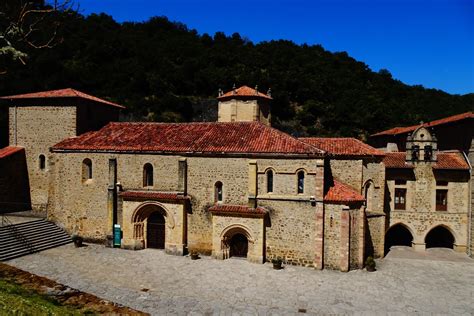 Xurde Morán ANTE EL LIGNUM CRUCIS EN SANTO TORIBIO DE LIÉBANA EL