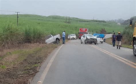 Colisão entre carro e caminhonete deixa uma pessoa ferida na BR 416