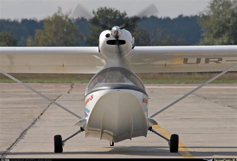 File:СЛА и АОН-Аэропракт 24, Киев - Антонов (Гостомель) RP3203.jpg ...