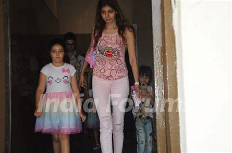 Akshay Kumar Twinkle Khanna Snapped With Daughter Nitara Media