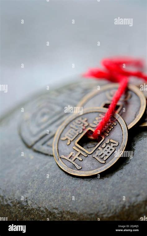 Monedas de feng shui felices fotografías e imágenes de alta resolución