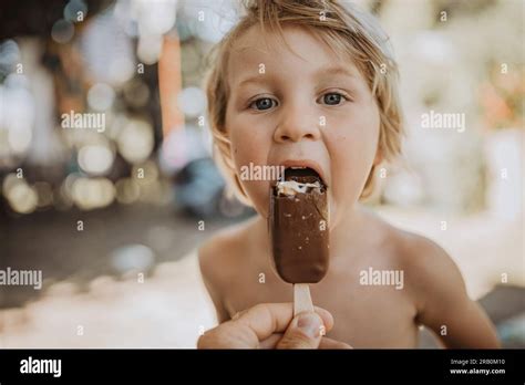 Little boy eating ice cream Fotos und Bildmaterial in hoher Auflösung