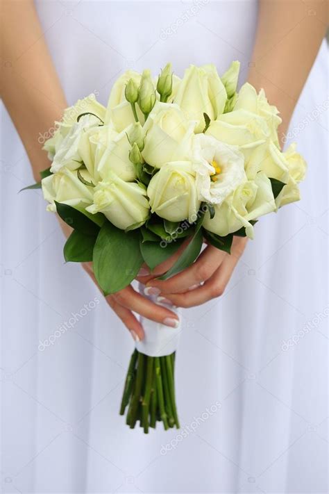 Wedding bouquet with green roses close-up Stock Photo by ©Dutko 86182916