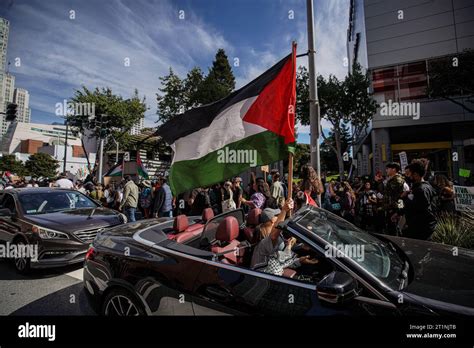 San Francisco Estados Unidos 14º de octubre de 2023 Una mujer ondea