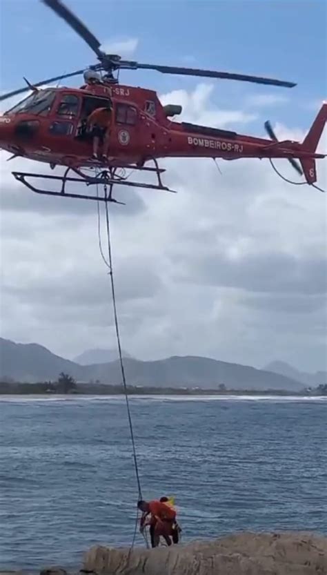 Banhista Carregada Por Onda Ao Tirar Foto Em Ponto Tur Stico De