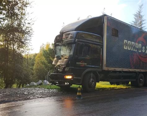 Colis O Traseira Entre Caminh Es Tem V Tima Fatal Em Tr S De Maio