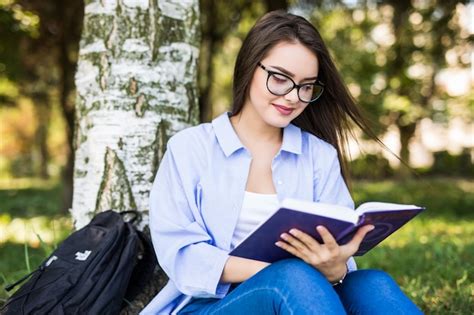 Sch Nes Dunkelhaariges Ernstes M Dchen In Jeansjacke Und Brille Liest