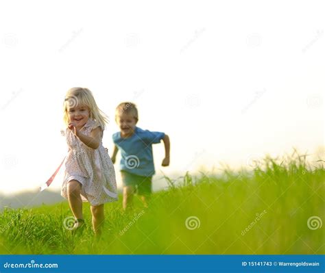 Livre E Feliz Imagem De Stock Imagem De Menina Divertimento 15141743