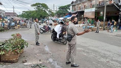 Berjualan Di Bahu Jalan Satpol PP Aceh Besar Tertibkan Pedagang Di