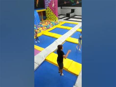 ШОК! ШКОЛНИКИ СКАЧУТ НА БАТУТАХ В БАТУТ ЗАЛИ И