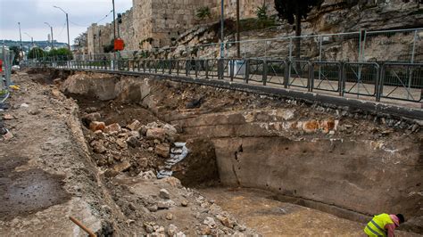 Jerusalem Archaeologists Find Moat, Mysterious Handprint Outside Old ...