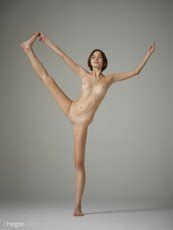 Lovely Brunette Girl Hannah Spreading Her Nice Legs Long Wide Open Photos