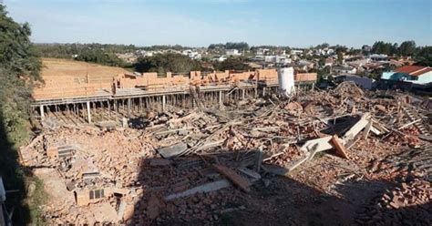 Desmoronamento de prédio em obras assusta moradores no RS